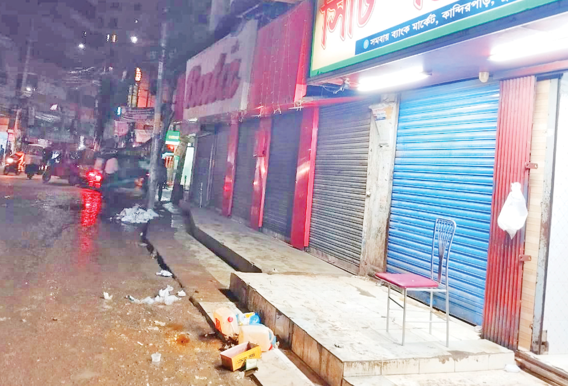 রেস্তোরাঁর উচ্ছিষ্ট খাবার ও ময়লা পানি ফেলা হয় সড়কে