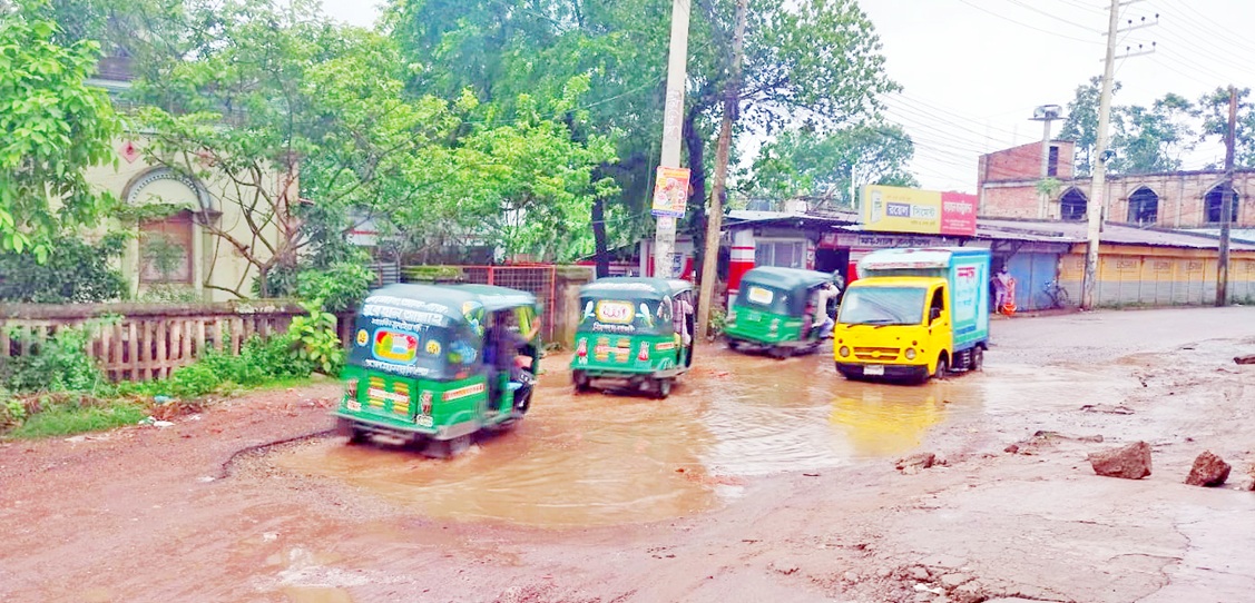 নির্মাণের চার বছরেই খানাখন্দে ভরা , ৬৮ কোটি টাকার সড়কের এই হাল