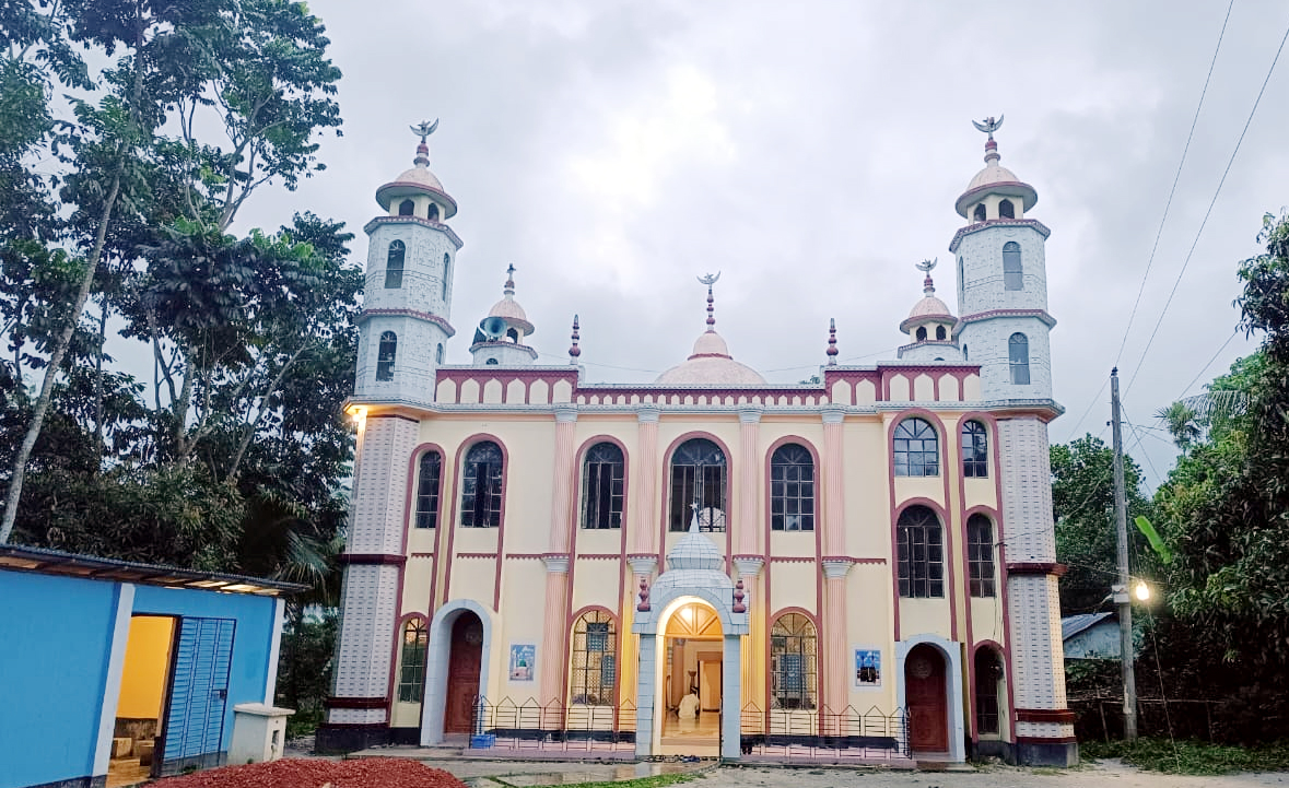 কুমিল্লার যে মসজিদে নয়জন নামাজ পড়তেন