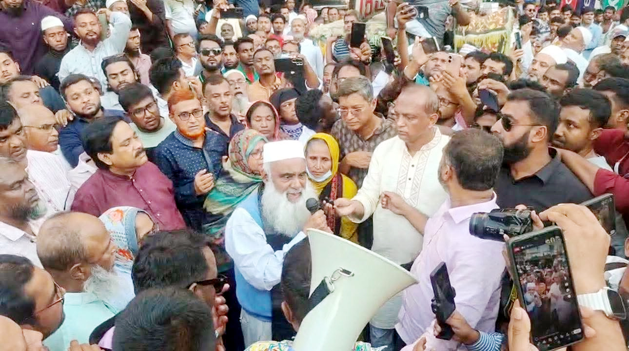 মনিরুল হক চৌধুরীর প্রচারণায় চোরাগুপ্তা হামলা, ইটপাটকেল নিক্ষেপ ও ককটেল বিস্ফোরণ, ধাওয়া খেয়ে পালাল মনোনয়ন বঞ্চিত নেতার কর্মীরা