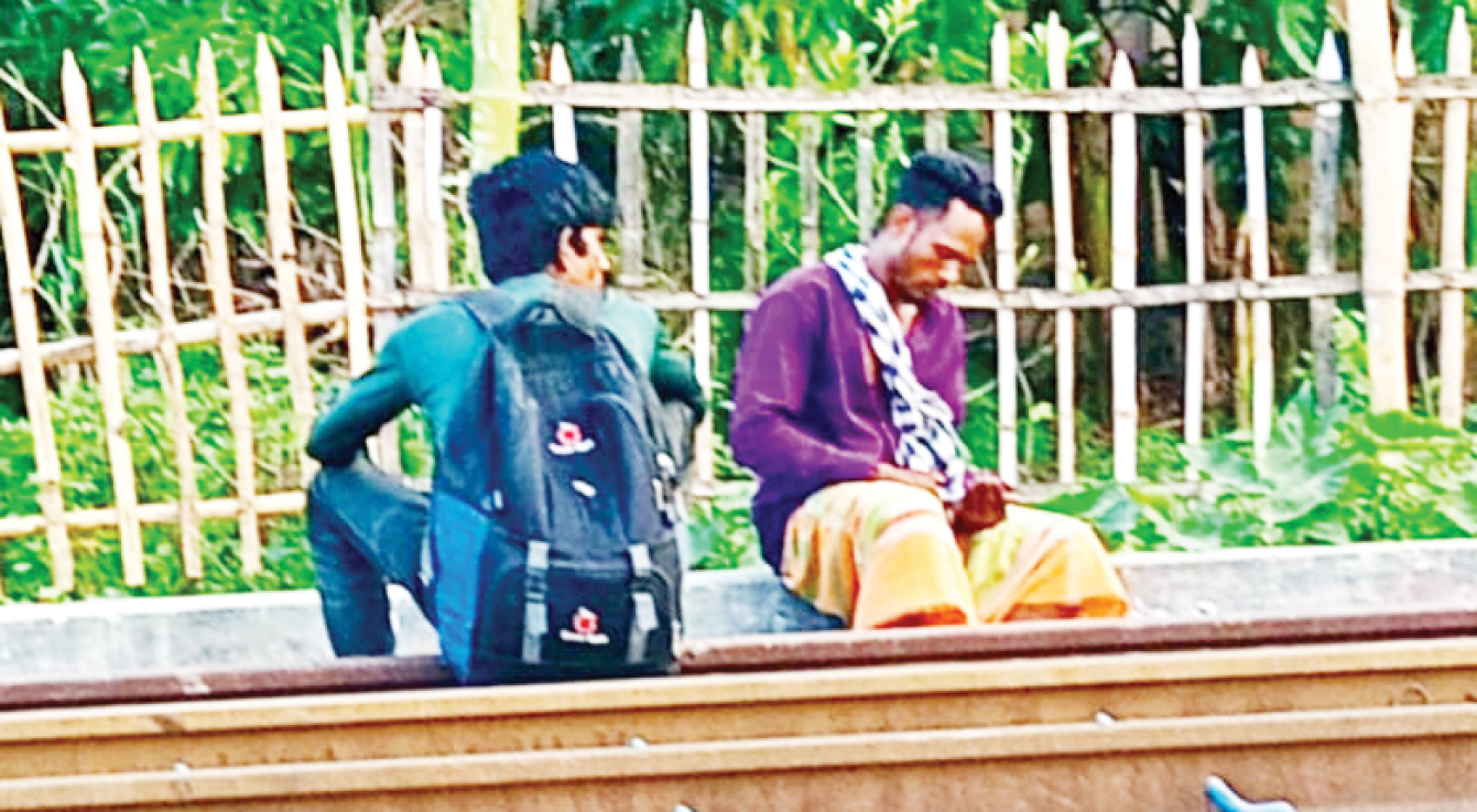 কুমিল্লা রেলওয়ে স্টেশনের পাশে প্রকাশ্যে মাদক সেবন ও বিক্রি