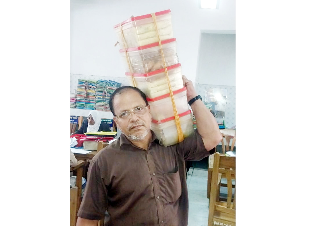 বারো মাস পিঠা বিক্রি করে সংসার চলে মিন্টু ঘোষের