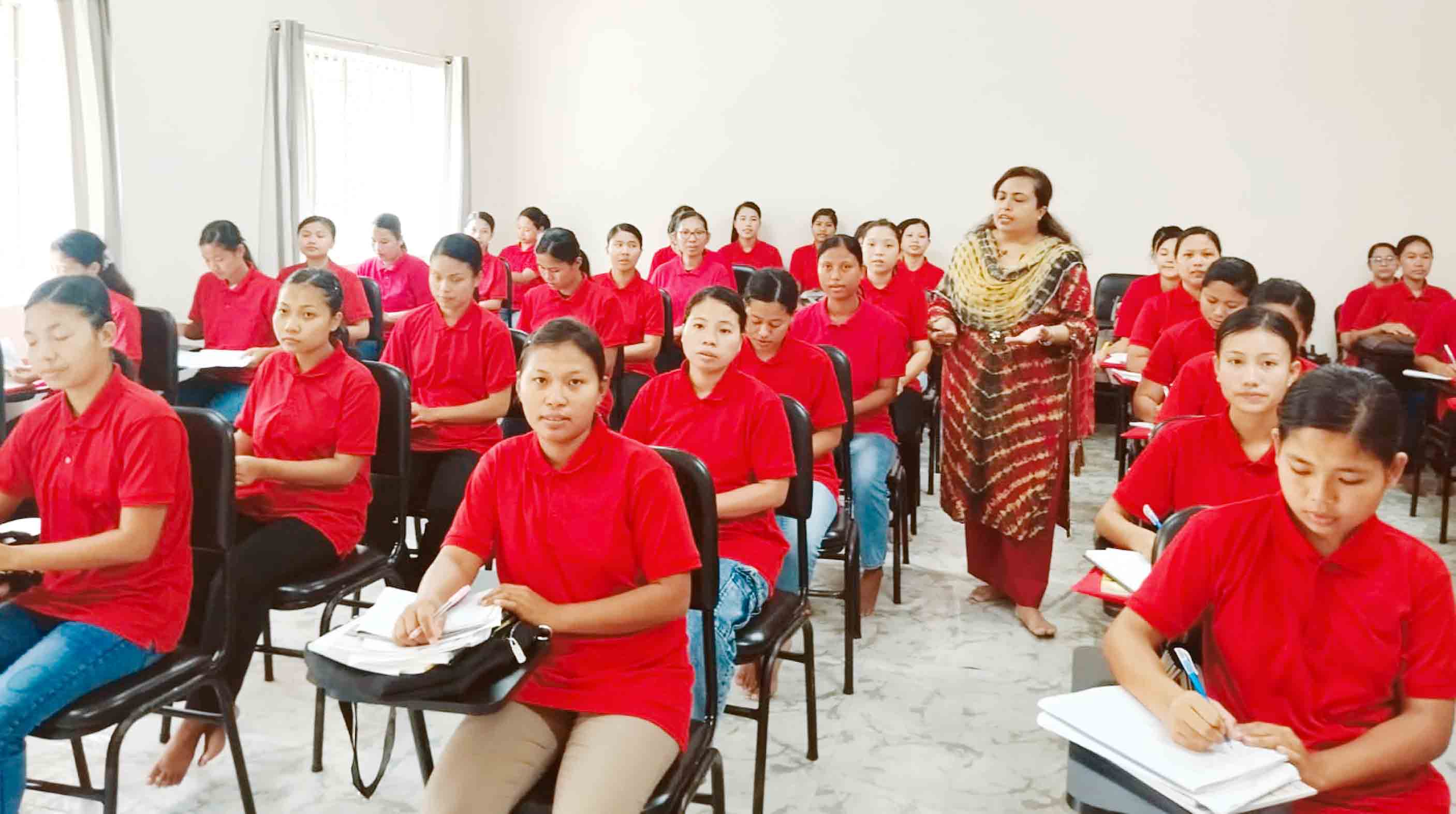 কুমিল্লা টিটিসিতে তিনমাসের প্রশিক্ষণ : হংকং গিয়ে ৭৮ হাজার টাকা বেতনে চাকরি করছেন আদিবাসী মেয়েরা