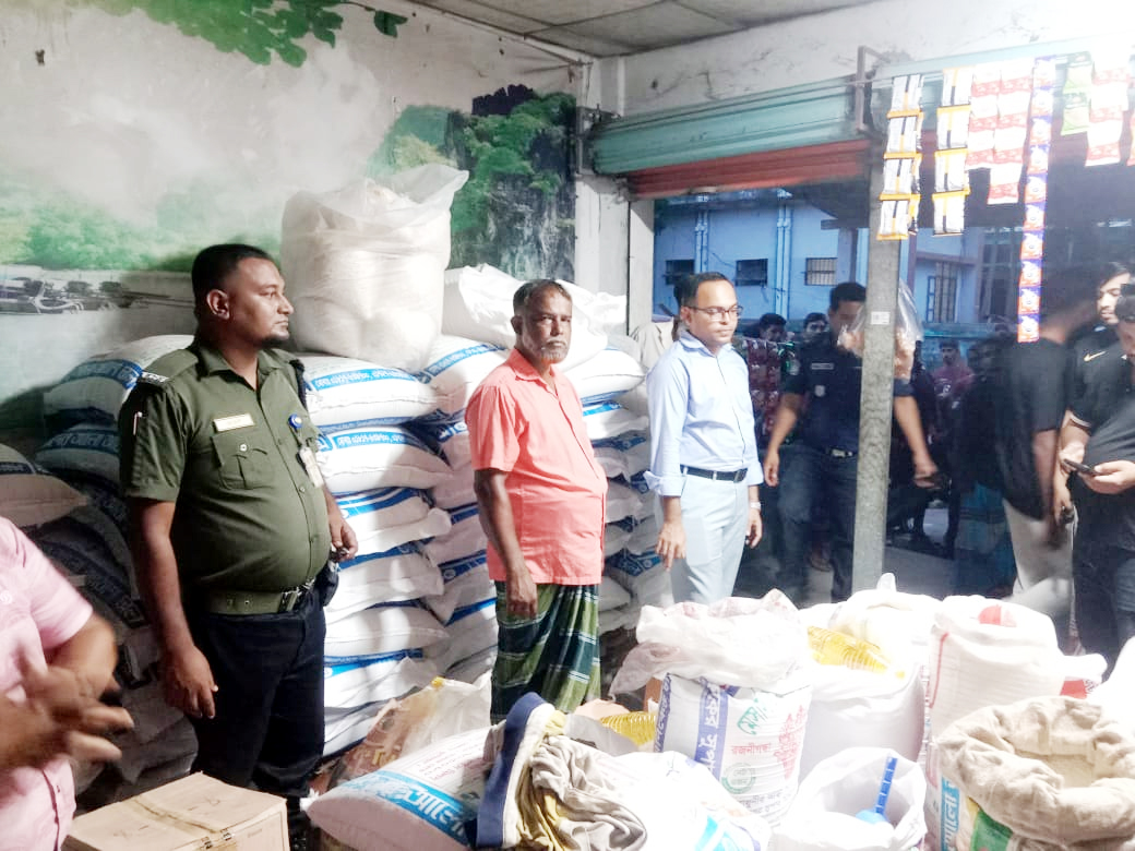 বুড়িচংয়ে দোকানে মিলল টিসিবির ১৪৪২ লিটার তেল
