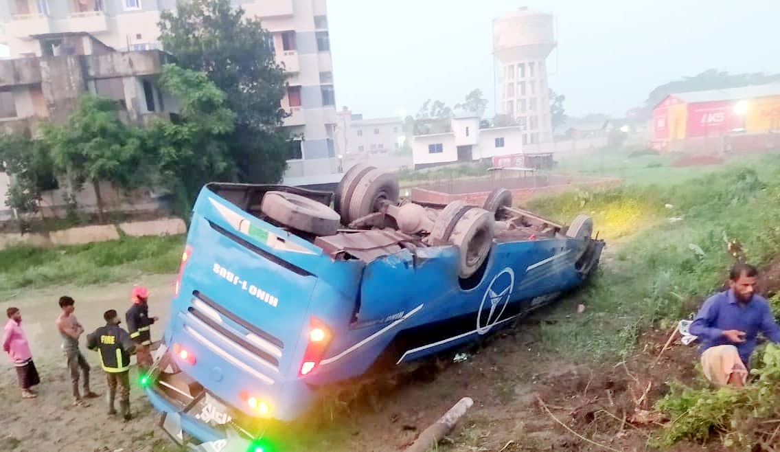 লাকসামে যাত্রীবাহী বাস উল্টে ৭ জন আহত, নিহত ১