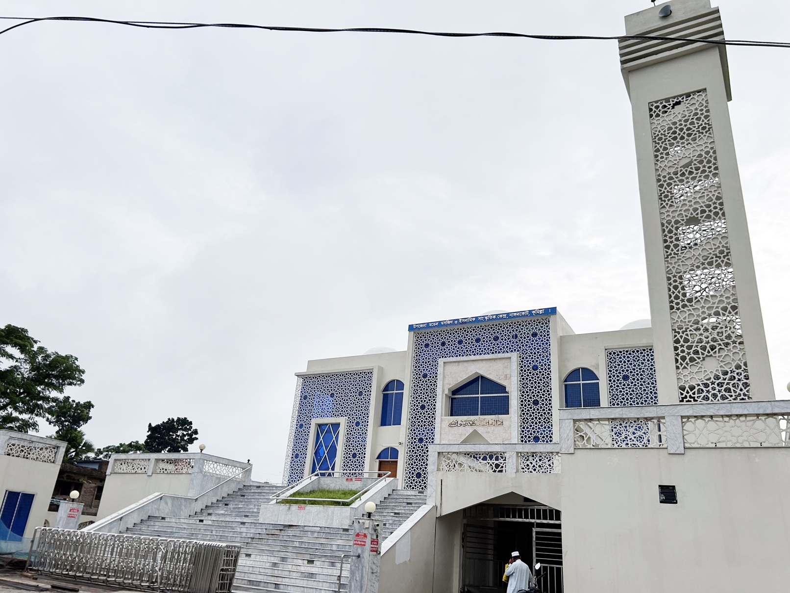 নাঙ্গলকোট মডেল মসজিদের ছাদ ঘেমে পড়ছে পানি