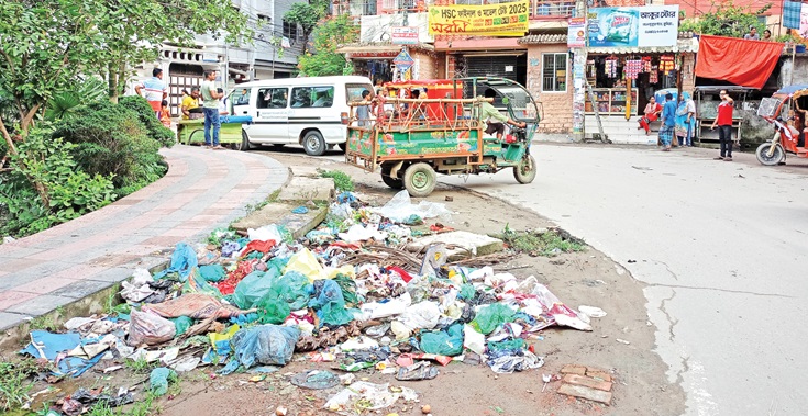 নগরের বিভিন্ন স্থানে ছড়ানো ছিটানো থাকে ময়লা