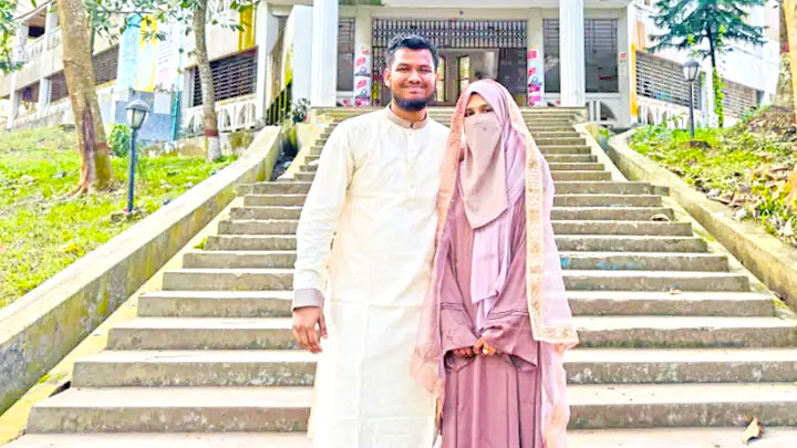 সিনিয়র ছাত্রীকে বিয়ে করলেন জুনিয়র ছাত্র