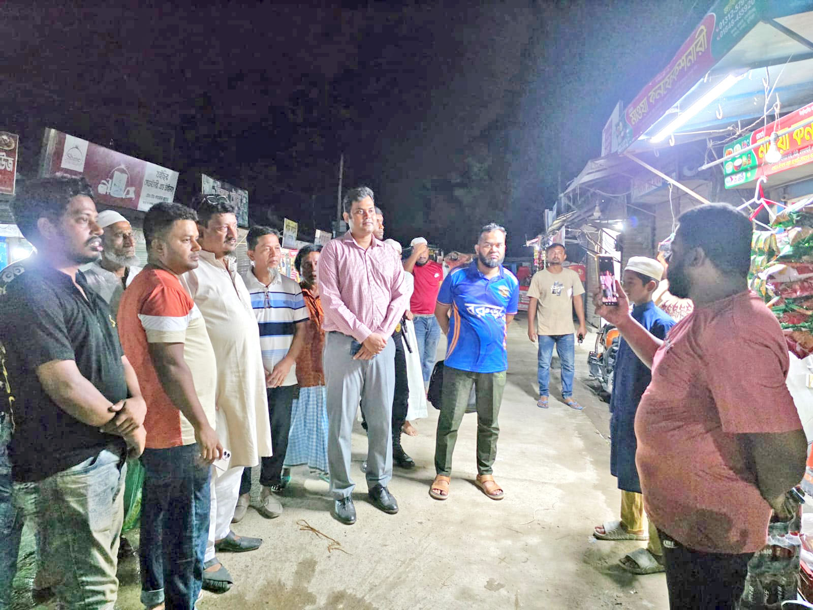 বরুড়ায় রাত ৮টার মধ্যে দোকানপাট বন্ধের নির্দেশ, ব্যবসায়ীদের সতর্ক করলেন ইউএনও