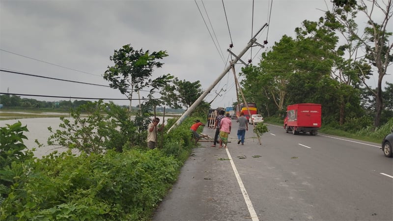 ঝড়ে ঢাকা-চট্টগ্রাম মহাসড়কে হেলে পড়ল বৈদ্যুতিক খুঁটি