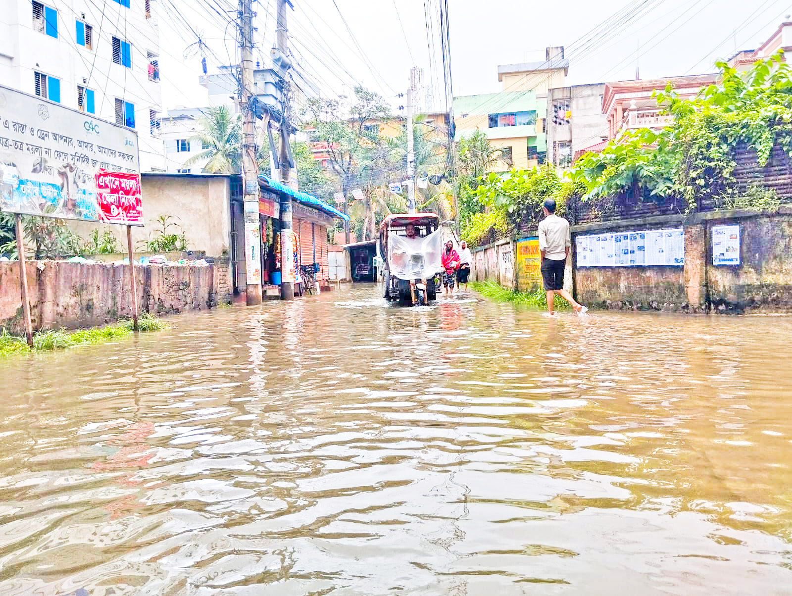 ১৩৯ দশমিক ৪ মিলিমিটার বৃষ্টিতে কুমিল্লা নগরে ভয়াবহ জলাবদ্ধতা