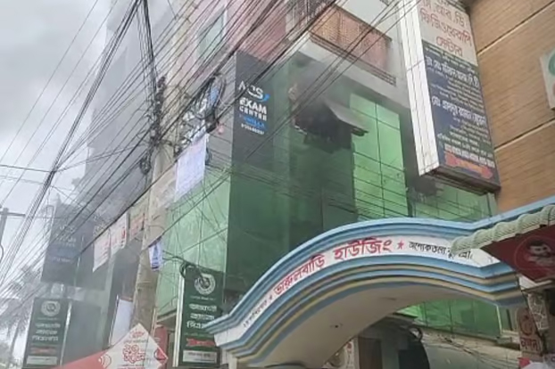 কুমিল্লায় বহুতল ভবনে আগুন, তাড়াহুড়া করে নামতে গিয়ে আহত ৫