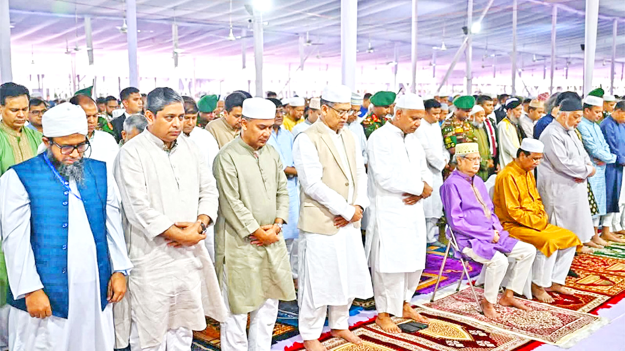 কুমিল্লায় ঈদের প্রধান জামাত কেন্দ্রীয় ঈদগাহ মাঠে কোলাকুলি করলেন নানা শ্রেণির মুসল্লি