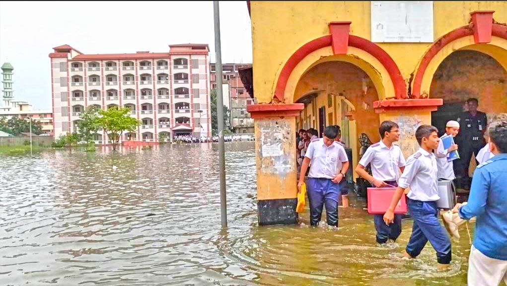 জলাবদ্ধতার কারণে কুমিল্লা শিক্ষাবোর্ড এসএসসি পরীক্ষার ঈশ্বর পাঠশালা কেন্দ্রের কয়েকটি কক্ষ স্থানান্তর