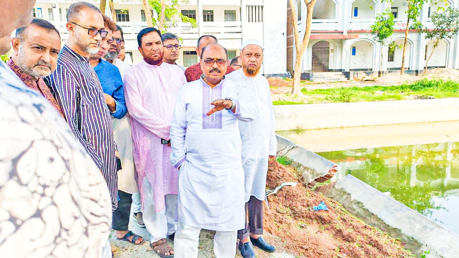বুড়িচংয়ে ধসে পড়া দেয়াল পরিদর্শন করেন জেলা পরিষদের প্রশাসক