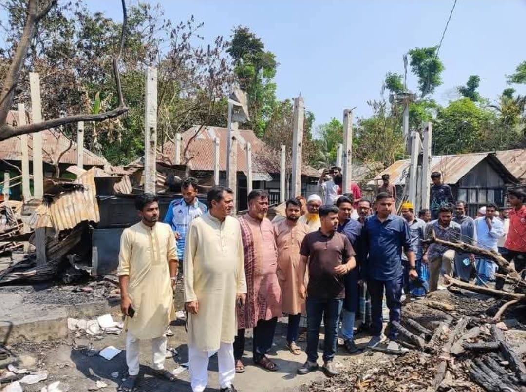 বরুড়ায় আগুনে পুড়ে যাওয়া ক্ষতিগ্রস্ত পরিবারের পাশে জাকারিয়া তাহের সুমন