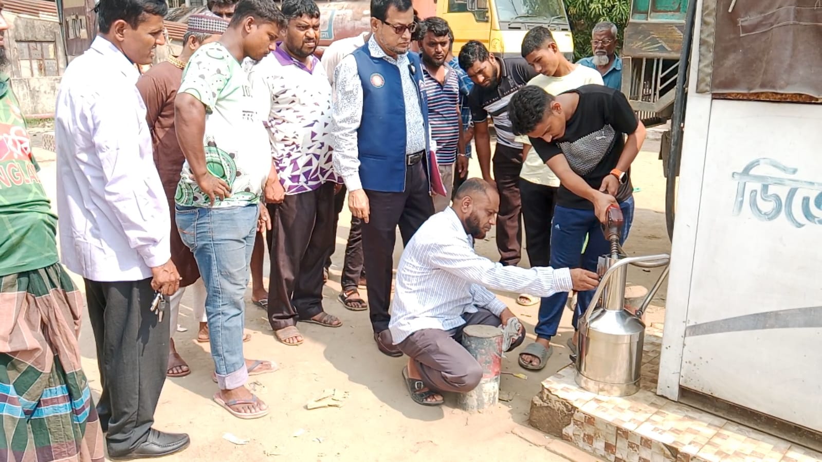 জ্বালানি তেল কম দেয়ায় কুমিল্লার দুই পেট্রোল পাম্প সিলগালা