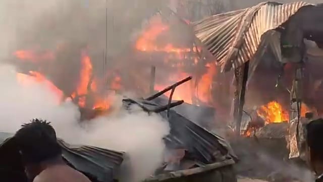 বরুড়ায় আগুনে নিস্ব চার পরিবার