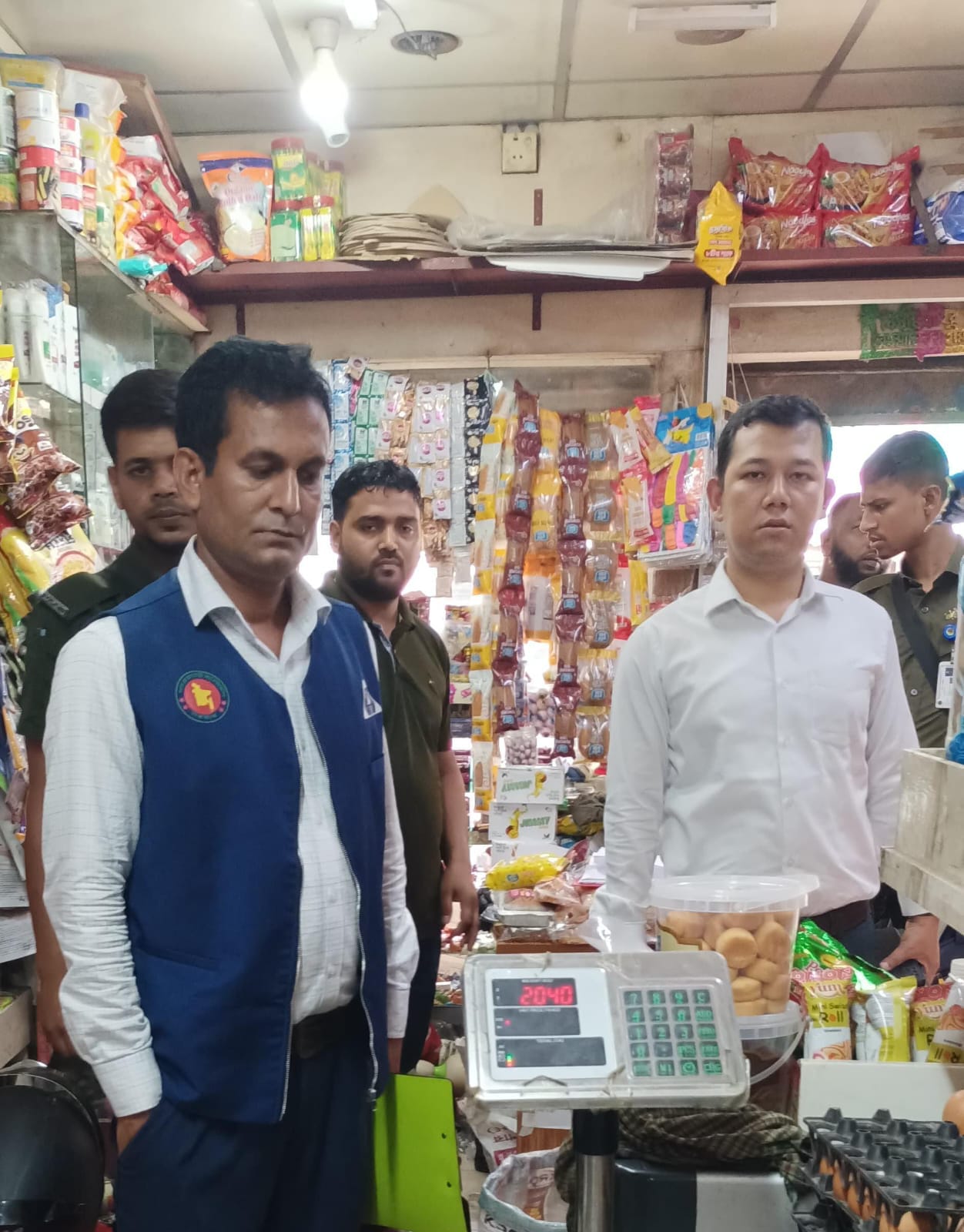 বরুড়ায় ওজনে কম দেওয়ায় ৫ টি দোকানে ভ্রাম্যমান আদালতে ৪৭ হাজার টাকা জরিমানা