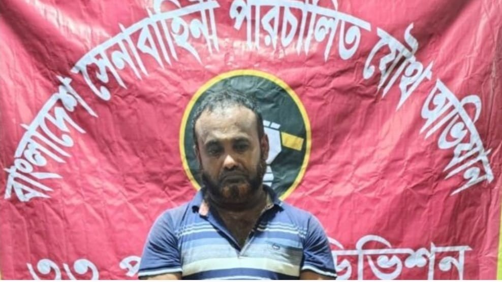 লাকসামে যৌথবাহিনীর অভিযান ইয়াবা ও নগদ টাকাসহ মাদক কারবারি আটক