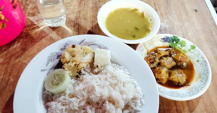 মুরগি ও মাছের টুকরো ক্রমশ ছোট হয়ে আসছে