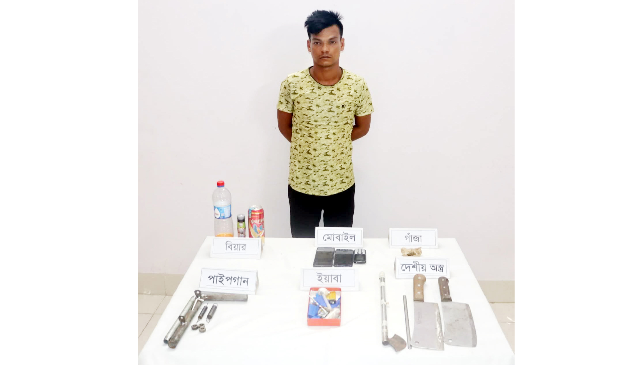 কুমিল্লায় সেনাবাহিনীর অভিযানে অস্ত্র ও মাদকসহ যুবক গ্রেপ্তার