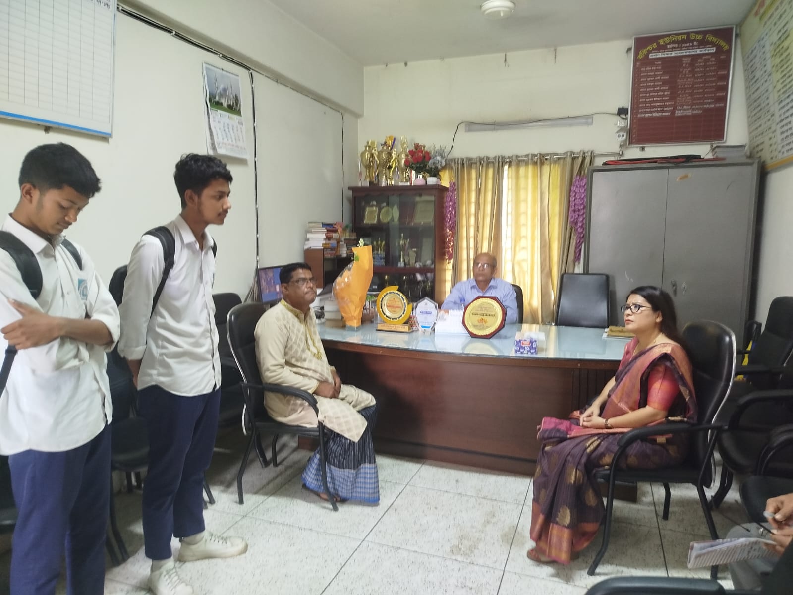 ক্লাস ফাঁকি দেওয়া দুই শিক্ষার্থীকে নিজের গাড়িতে করে  শ্রেণিকক্ষে ফেরালেন লালমাইয়ের ইউএনও