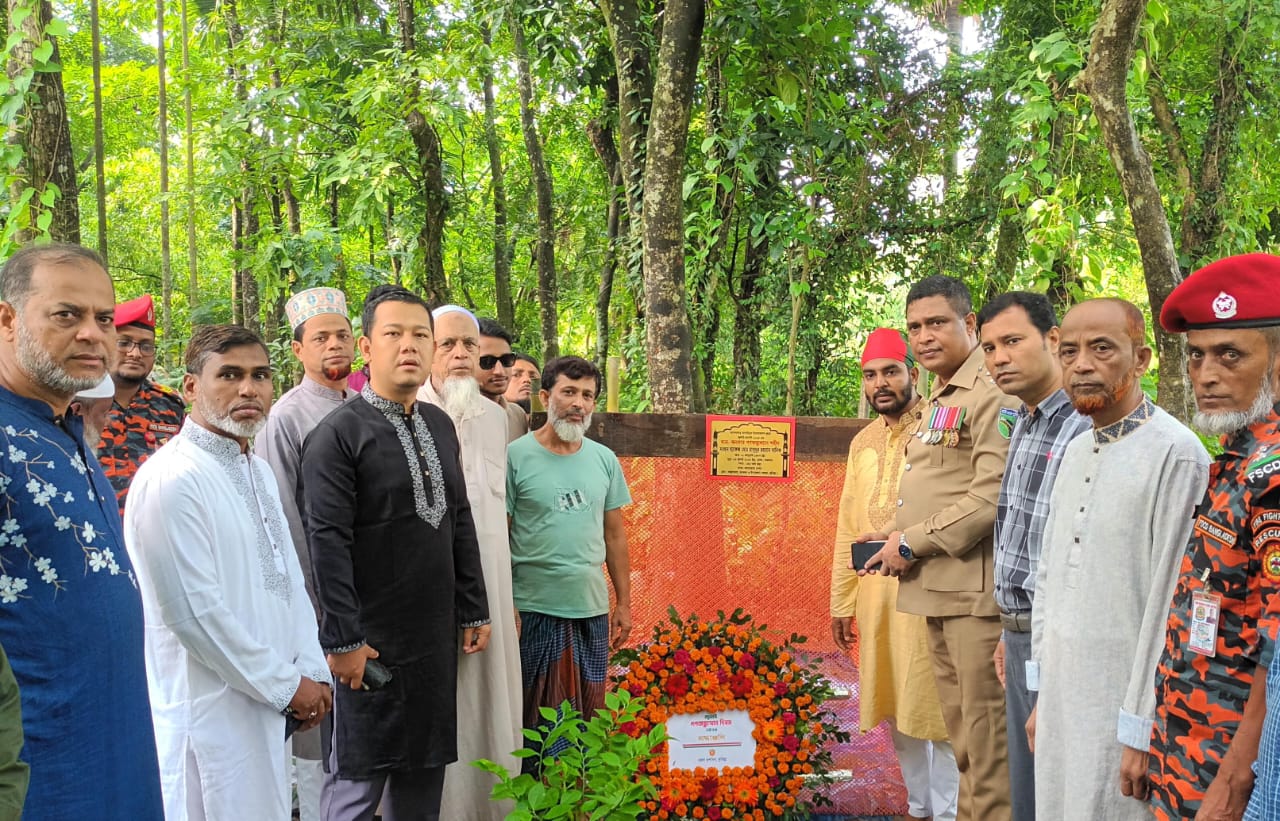 বরুড়ায় জুলাই গণঅভ্যুত্থান দিবসে শহীদদের সমাধিতে পুষ্পস্তবক অর্পণ ও দোয়া মাহফিল অনুষ্ঠিত