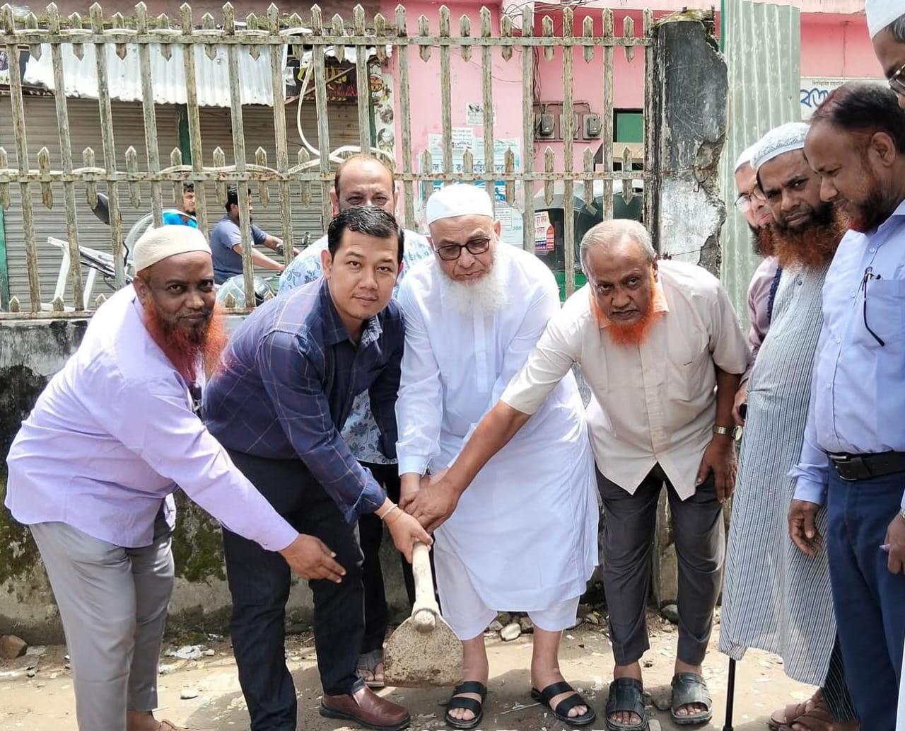 বরুড়া হাজী নোয়াব আলী পাইলট উচ্চ বিদ্যালয়ের নিজস্ব অর্থায়নে মুল গেইটের নির্মাণ কাজের শুভ উদ্বোধন