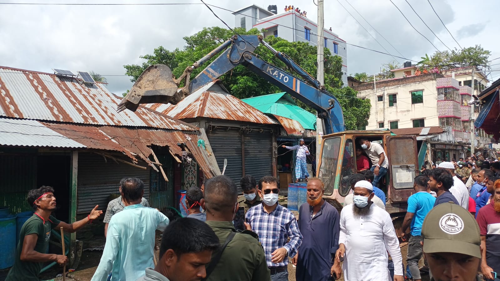 বরুড়ায় প্রশাসনের উচ্ছেদ অভিযানের মাধ্যমে  নকশার বহির্ভূত স্থাপনা ও অবৈধ দোকান অপসারণ