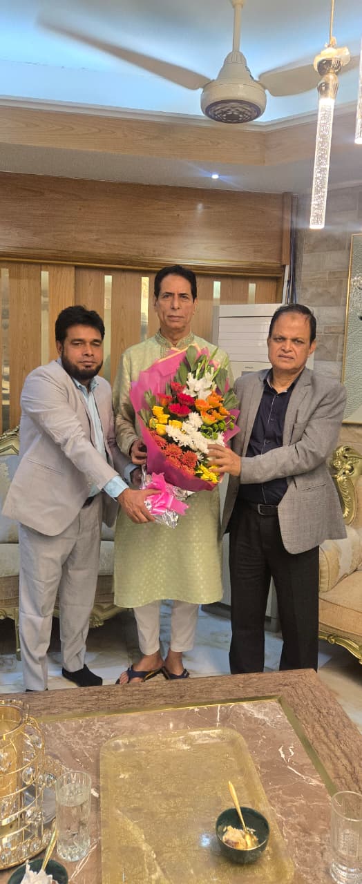 মধ্য রাতে ফুল নিয়ে গফুর ভূঁইয়ার বাসায় গিয়ে ঐক্যবদ্ধ বিএনপি করার ঘোষণা নজিরের