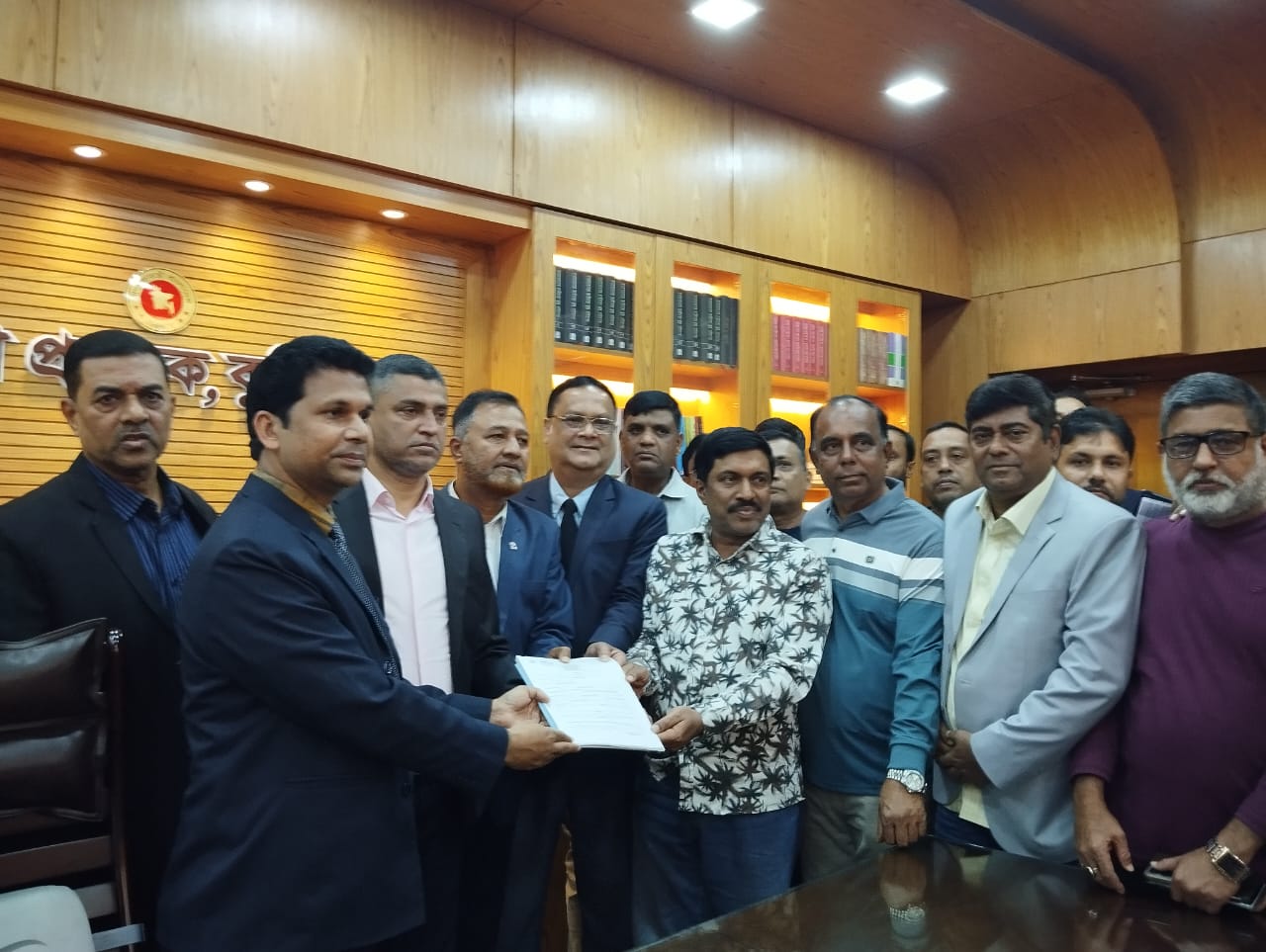 কুমিল্লা -৬ আসনে বিএনপির প্রার্থী মনিরুল হক চৌধুরীর পক্ষে মনোনয়নপত্র সংগ্রহ