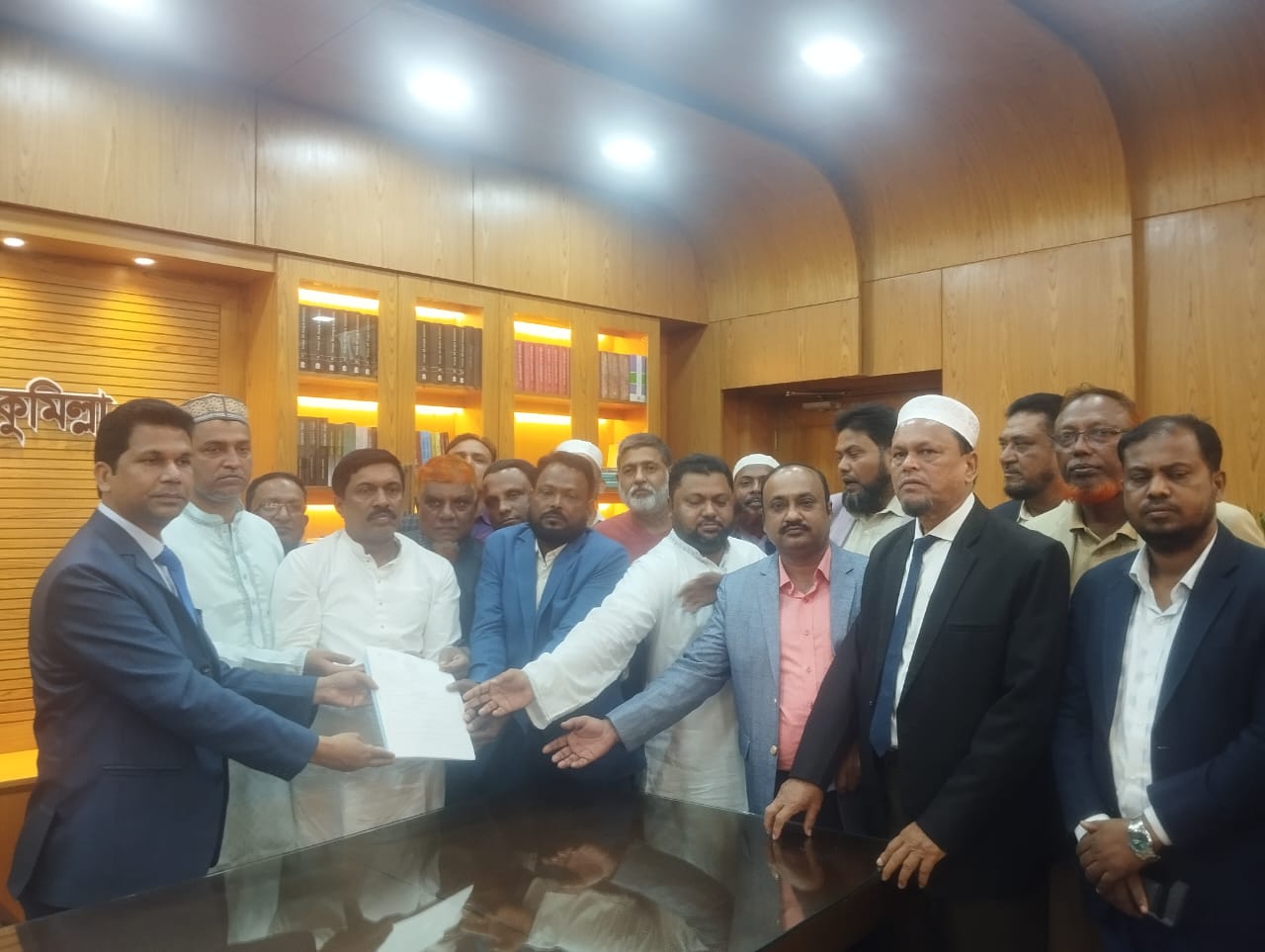 কুমিল্লা-১০ আসনে বিএনপির প্রার্থী আবদুল গফুর ভূঁইয়ার পক্ষে মনোনয়ন ফরম নিলেন বিএনপির নেতারা