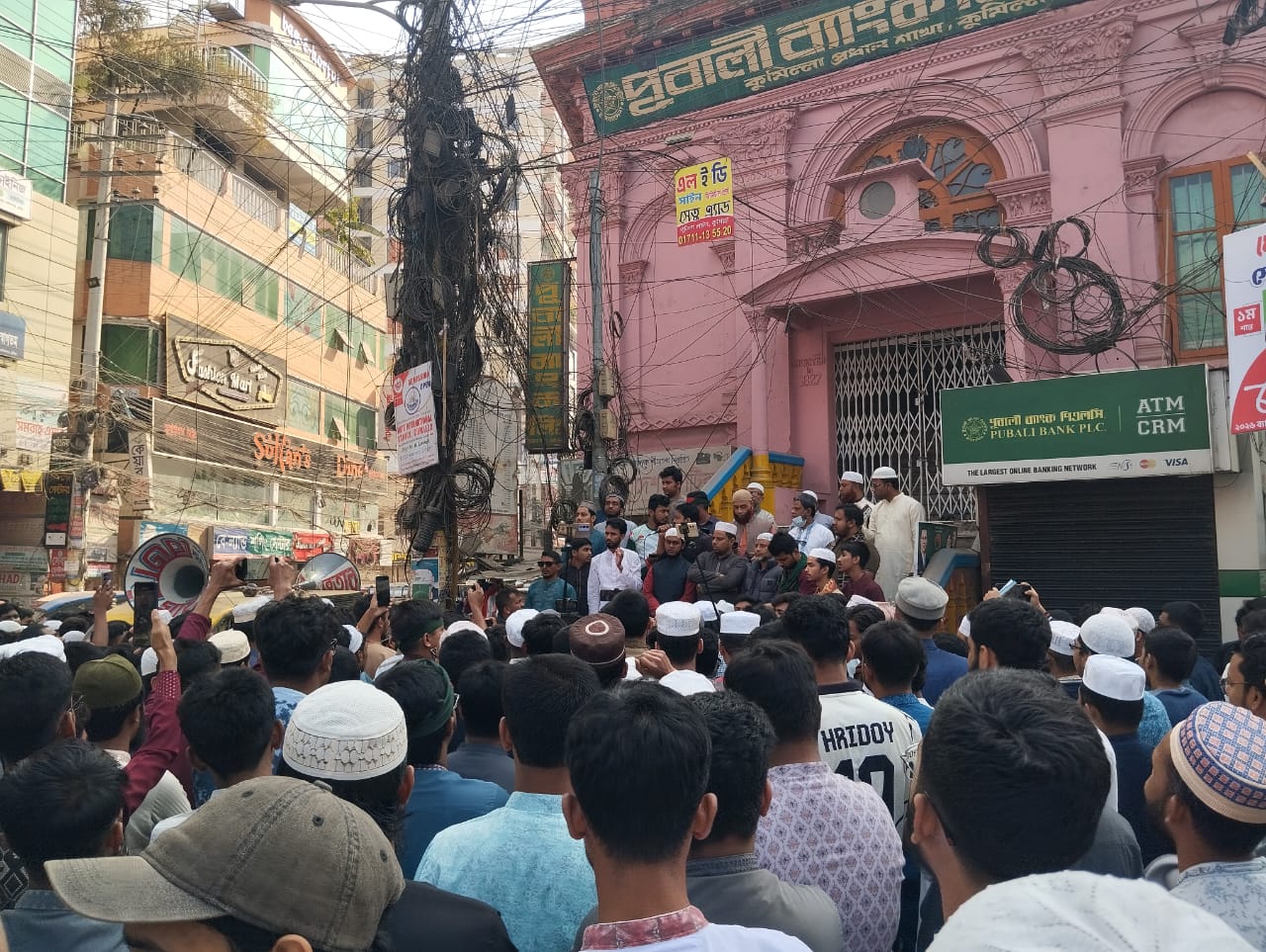 হাদি হত্যাকাণ্ডের প্রতিবাদে কুমিল্লায় প্রতিবাদ সমাবেশ, দোয়া