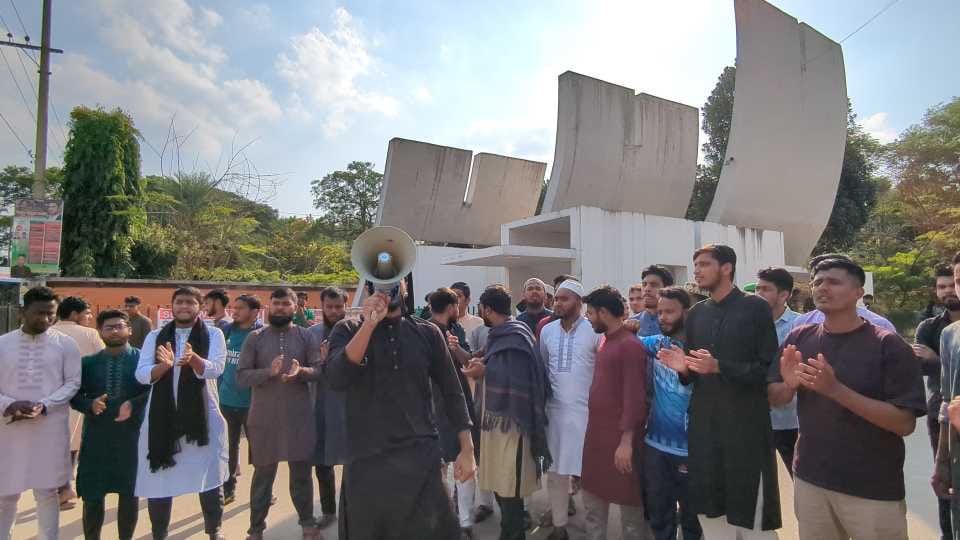 ওসমান হাদি হত্যাকাণ্ডের প্রতিবাদে কুমিল্লা বিশ্ববিদ্যালয় বিক্ষোভ