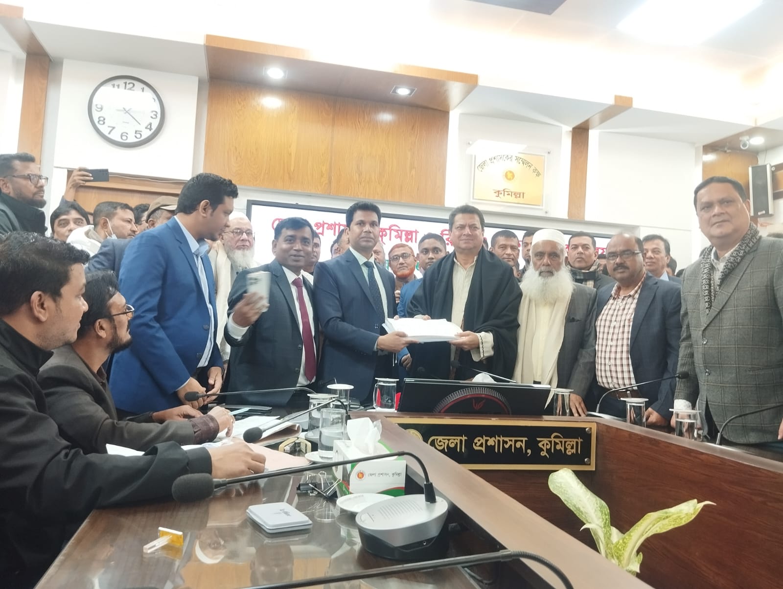 কুমিল্লায় মনিরুল হক চৌধুরী ও জাকারিয়া তাহের সুমনের মনোনয়নপত্র দাখিল