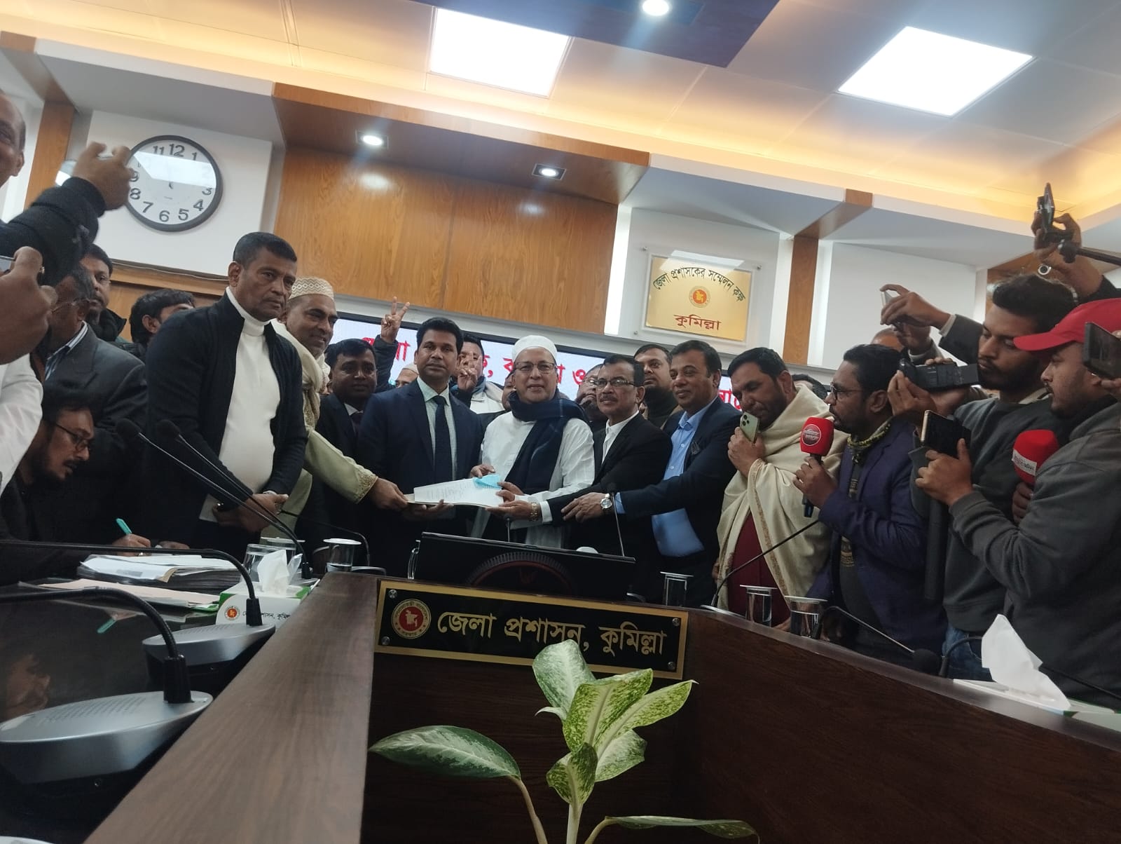 কুমিল্লায় রিটার্নিং কর্মকর্তার দপ্তরে চলছে মনোনয়নপত্র দাখিল