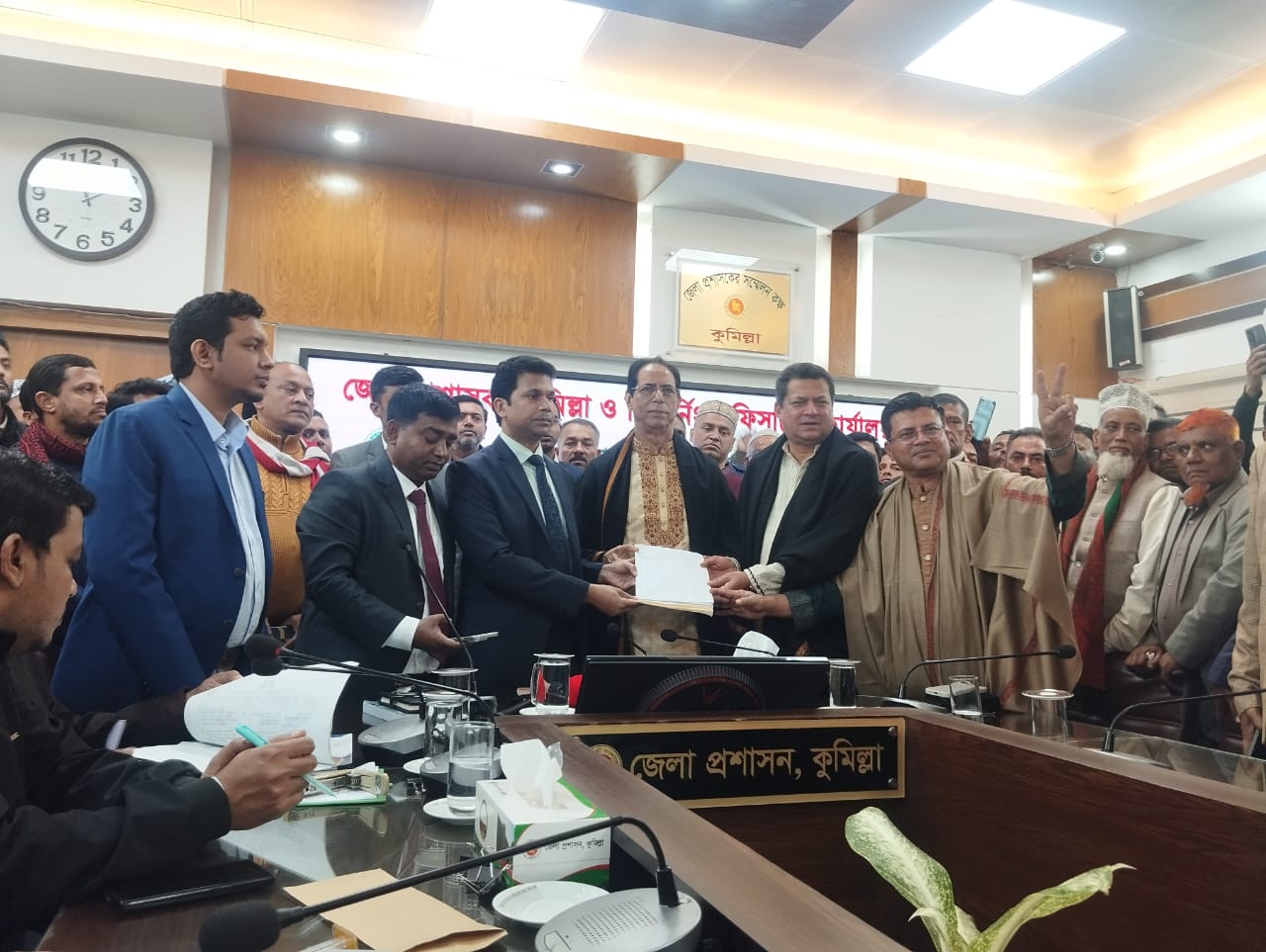 গফুর ভূঁইয়া ও কামরুল হুদার মনোনয়ন দাখিল