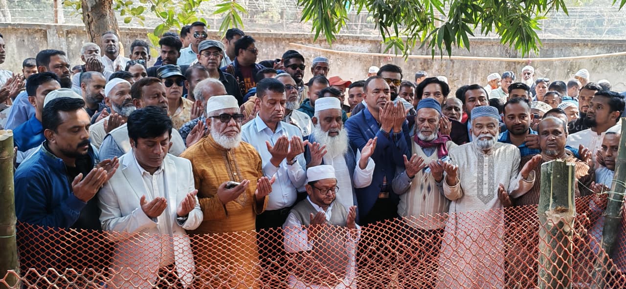বিএনপির প্রার্থী মনিরুল হক চৌধুরী কালীরবাজারে র‍‍্যাব সদস্য মোতালেবের কবর জিয়ারত করেন
