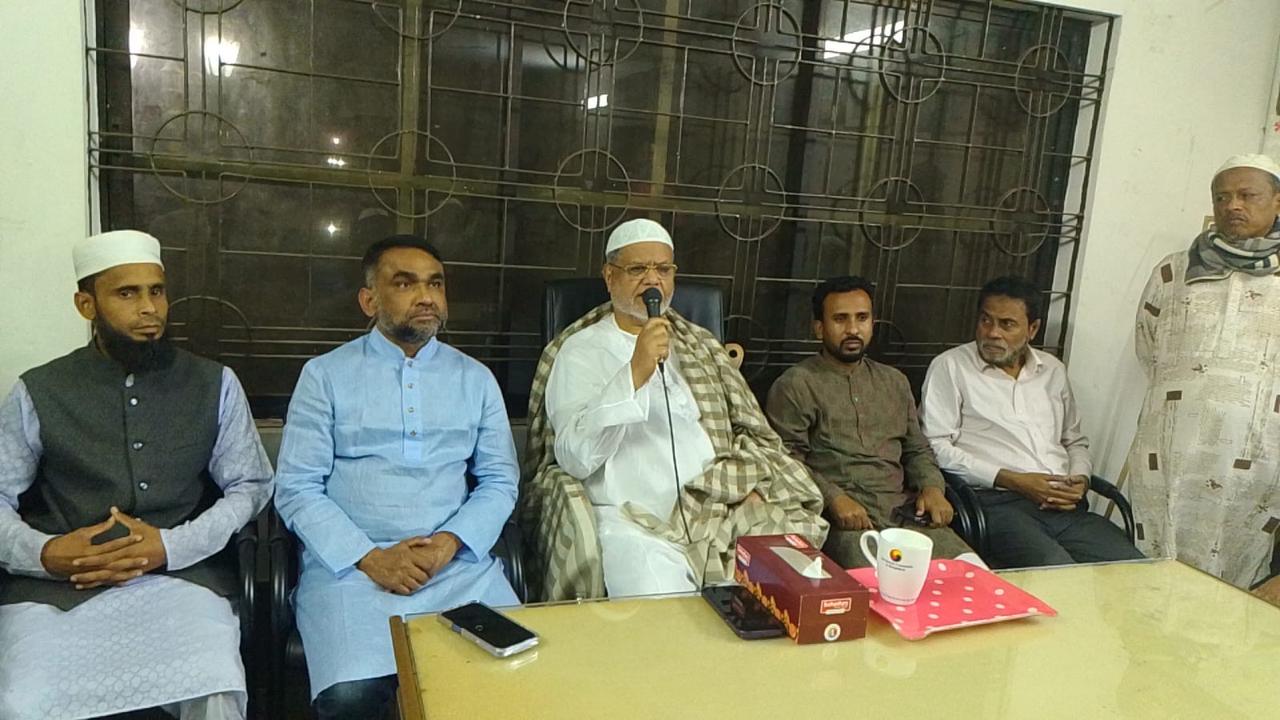 নিজ বাড়িতে এসে জসিমের ট্রাক প্রতীককে ভোট দেওয়ার ঘোষণা দিলেন প্রার্থিতা হারানো মঞ্জুরুল আহসান মুন্সী