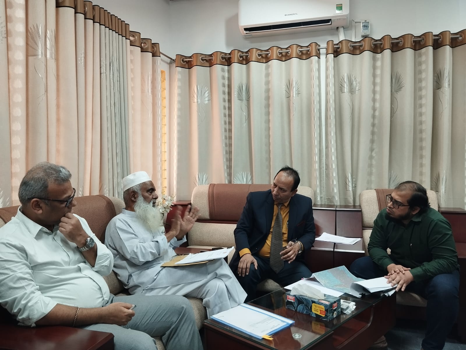 কুমিল্লা সিটি করপোরেশন, পানি উন্নয়ন বোর্ড ও সওজের কর্মকর্তাদের নিয়ে মনিরুল হক চৌধুরীর বৈঠক