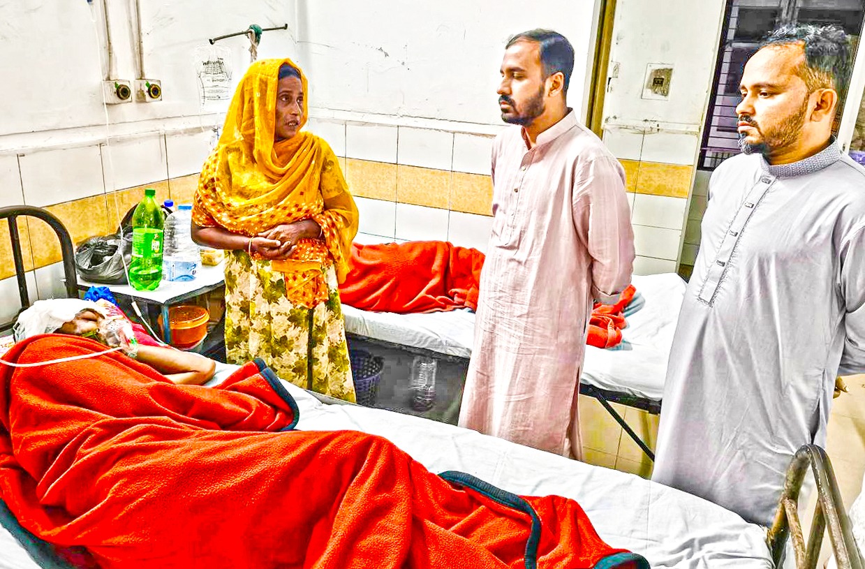 আহতদের দেখতে এনসিপির নাভিদ নওরোজ শাহ গেলেন কুমিল্লা মেডিকেল কলেজ হাসপাতালে