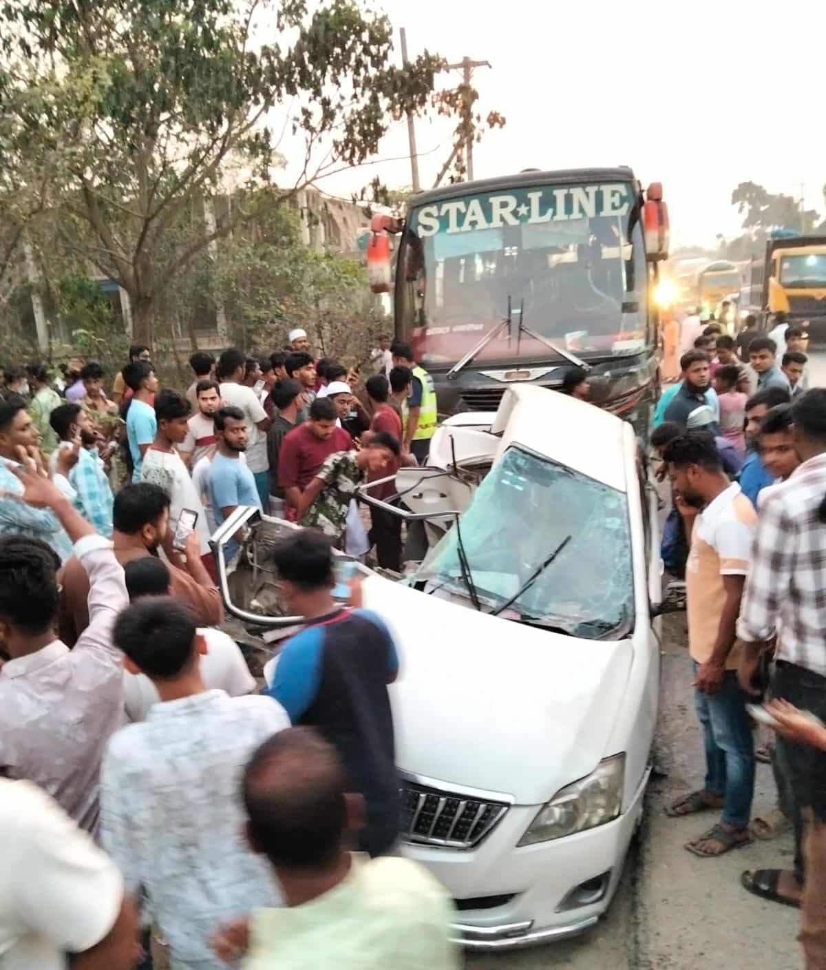 কুমিল্লায় বাসচাপায় প্রাইভেটকারের যাত্রী একই পরিবারের চারজনসহ পাঁচ যাত্রী নিহত