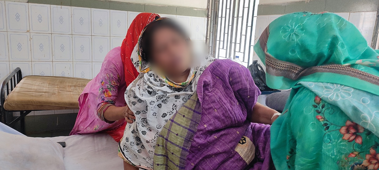 প্রধান শিক্ষিকাকে মারধর, লাথি দিয়ে ফেলা হয় চেয়ার থেকে