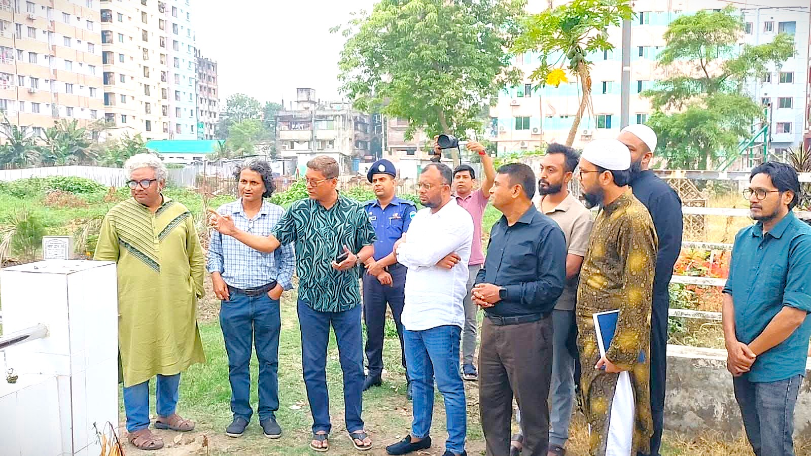 ওস্তাদ আয়েত আলী খাঁর সমাধিস্থল পরিদর্শন করলেন কুমিল্লা সিটি করপোরেশনের প্রশাসক
