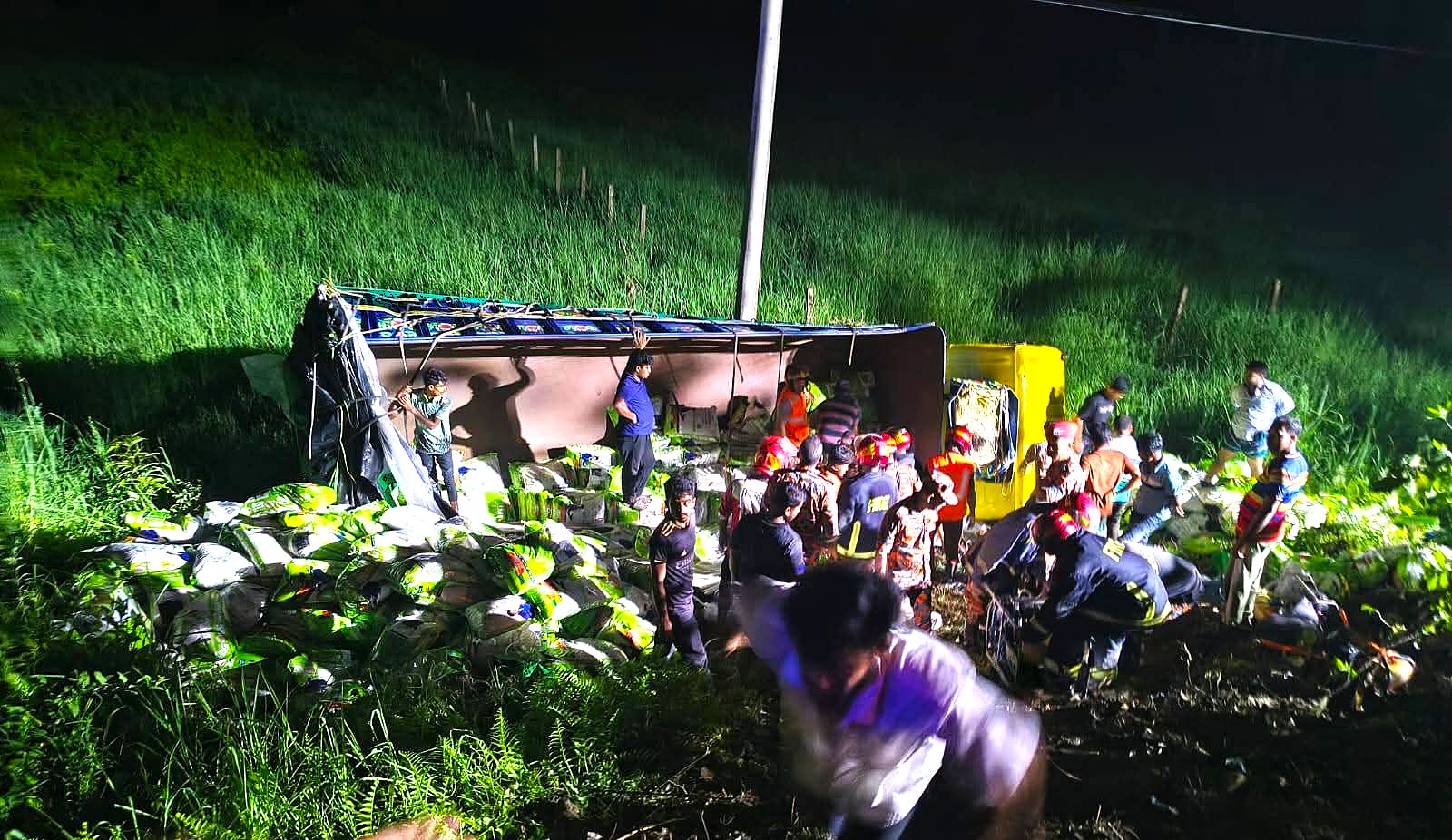 দাউদকান্দিতে চালবোঝাই ট্রাক রাস্তার নিচে পড়ে ঘটনাস্থলেই নিহত ৭