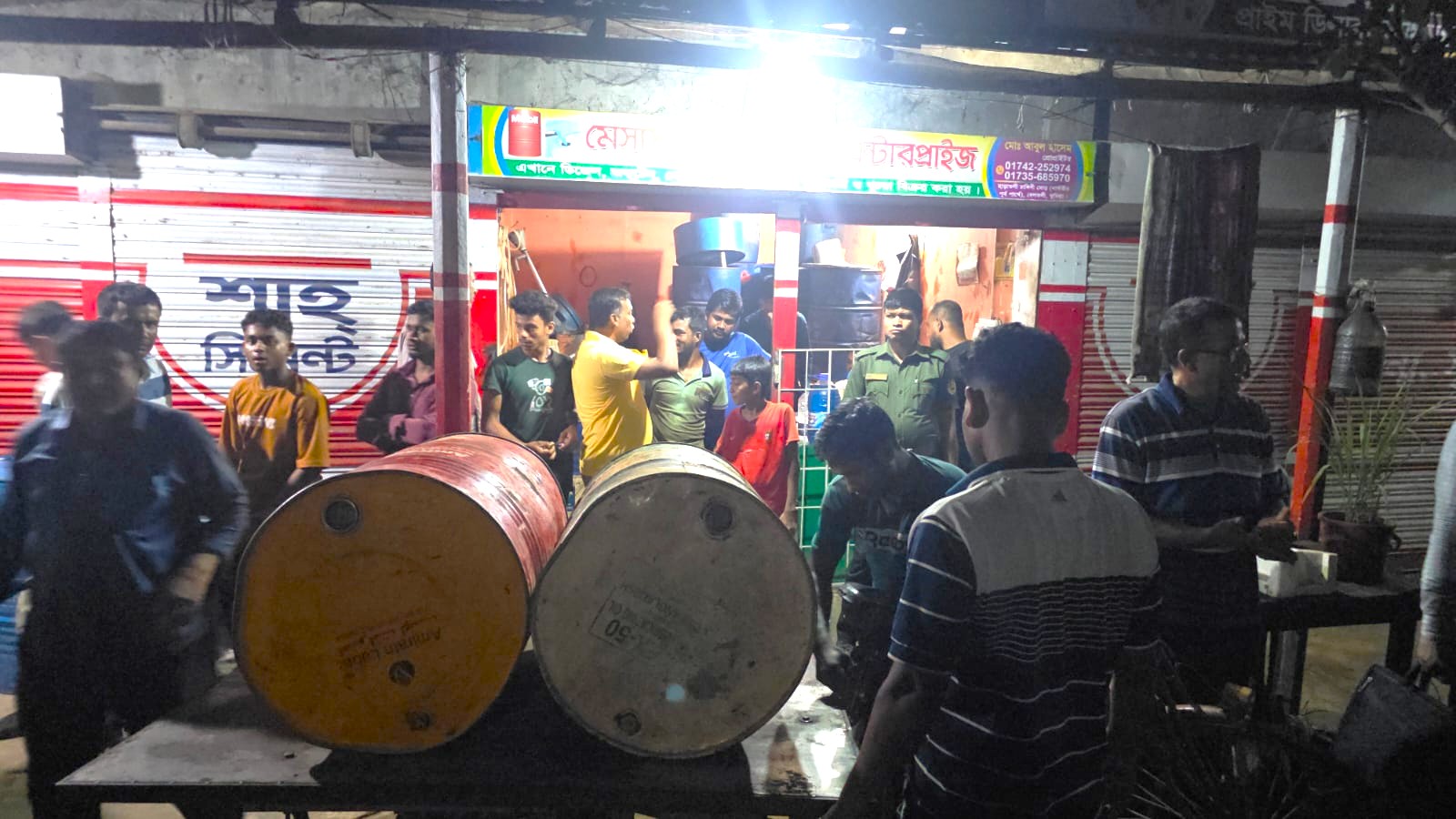কুমিল্লায় মজুদকৃত তেল জব্দ, বেশি দামে বিক্রি করায় জরিমানা