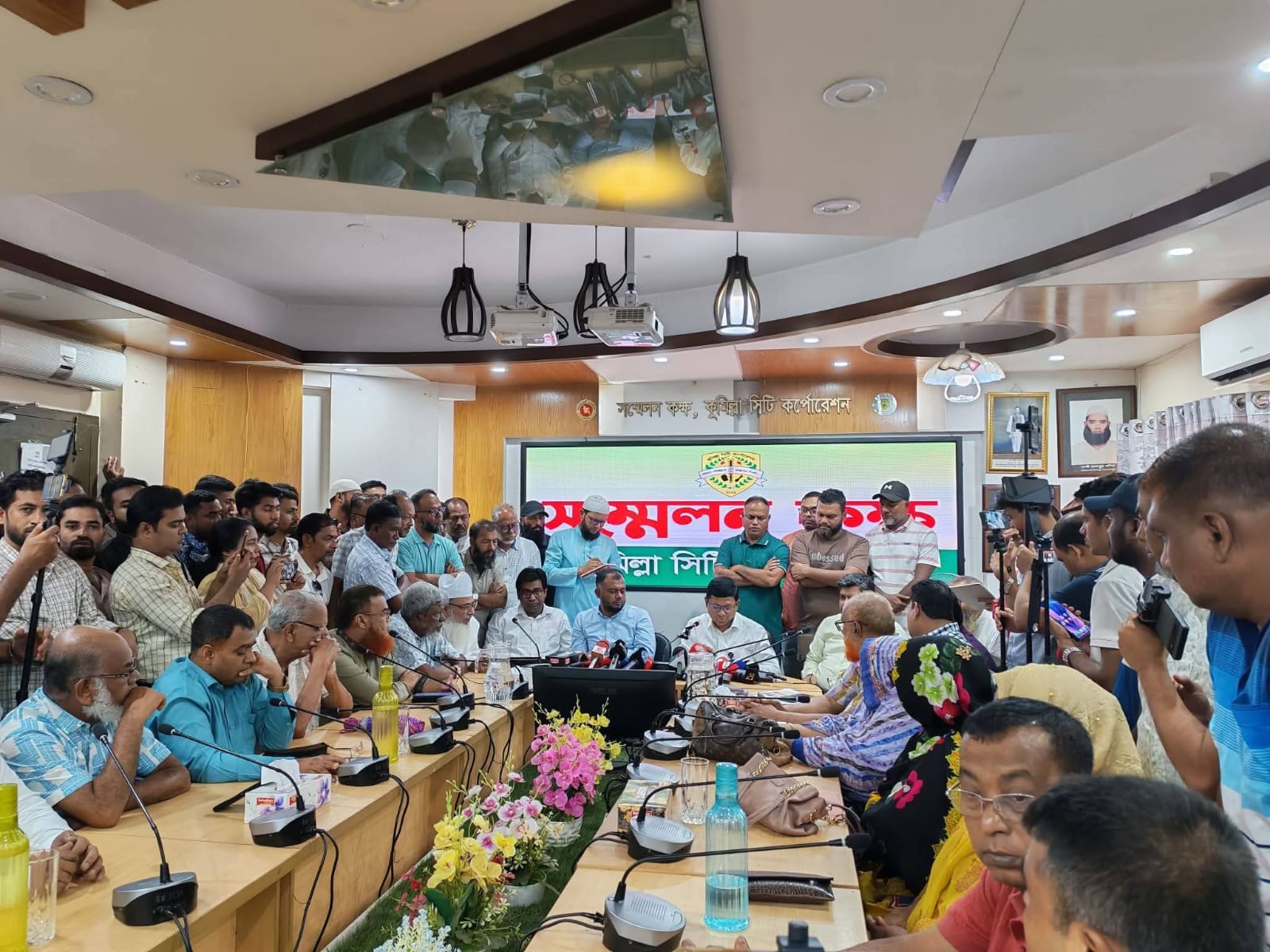 তদন্ত কমিটিকে বর্তমান স্থানে নতুন নগর ভবন করার পক্ষে মত দিয়েছেন নগরবাসী