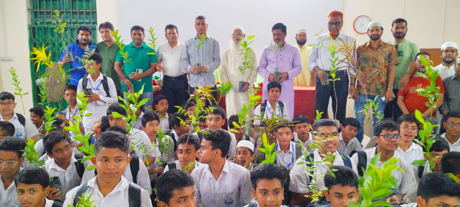 কুমিল্লা জিলা স্কুলে শিক্ষার্থীদের মাঝে গাছের চারা বিতরণ