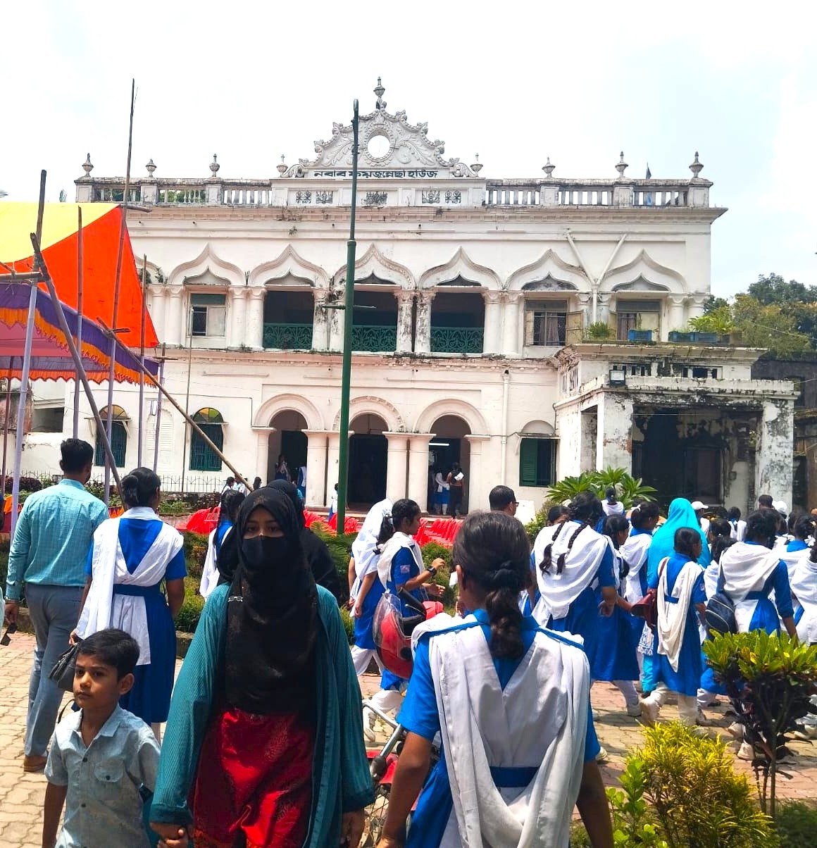 নওয়াব ফয়জুন্নেছার বাড়ি পরিদর্শনে কুমিল্লার নবাব ফয়জুন্নেছা সরকারি বালিকা উচ্চবিদ্যালয়ের শিক্ষার্থীরা